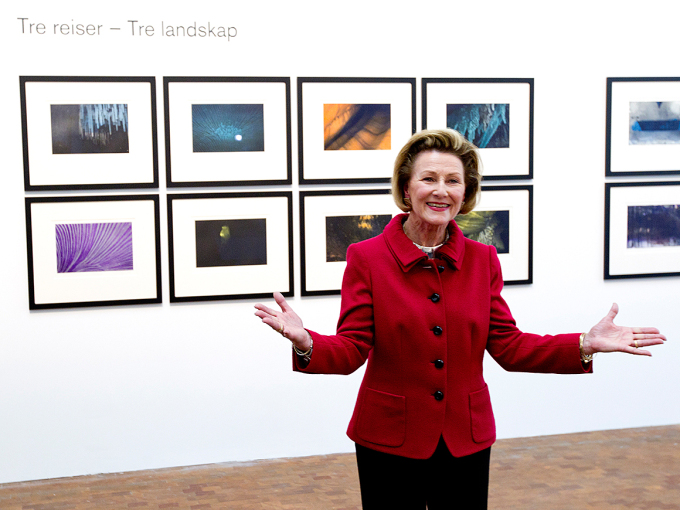 Dronning Sonja stiller ut egne bilder på utstillingen 